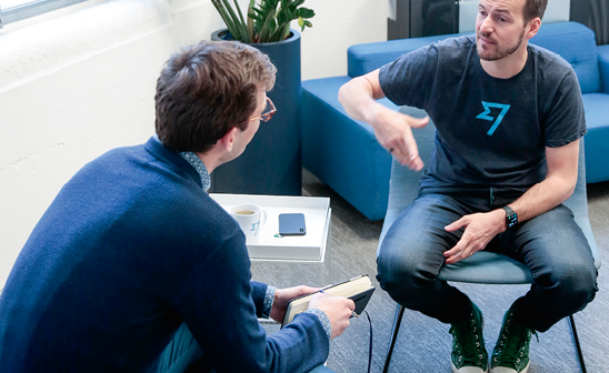 Foto: Transferwise-Co-Founder Taavet Hinrikus im Gespräch mit Forbes-Redakteur Niklas Hintermayer