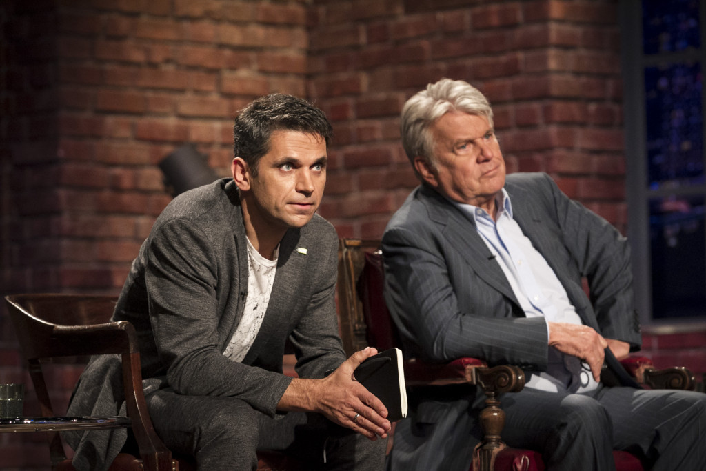 Michael Altricher (links) und Hans Peter Haselsteiner (rechts) folgen gespannt dem Pitch von Check Yeti. Foto: Gerry Frank