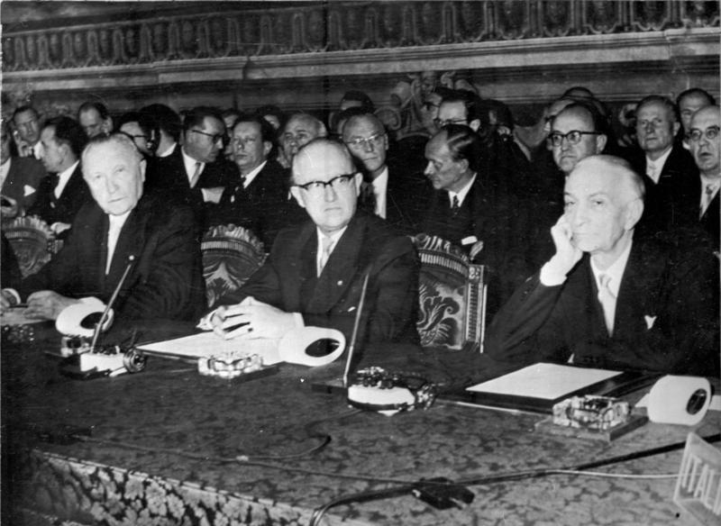 Zentralbild 1.4.1957 Verträge über Zollpakt und Eurotom unterzeichnet Die Verträge über den kleineuropäischen Zollpakt und über die westeuropäische Atomenergie-Gemeinschaft (Eurotom) wurden am 25.3.1957 in Rom von Regierungsvertretern der sechs Mitgliedsstaaten der Montan-Union unterzeichnet. UBz.: (v.l.n.r.) Bundeskanzler Adenauer, der für die Bonner Regierung unterschrieb, Staatssekretär Hallstein und der italienische Ministerpräsident Segni.